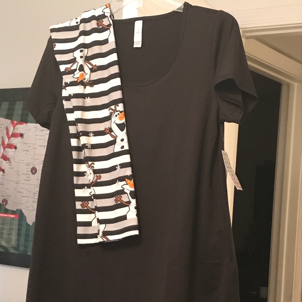 LuLaRoe OS Olaf Leggings & Small Black Classic T